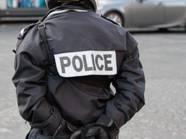 Policja z Nidzicy zatrzymuje 45-letniego mężczyznę poszukiwanego do odbycia kary za znęcanie się nad rodziną